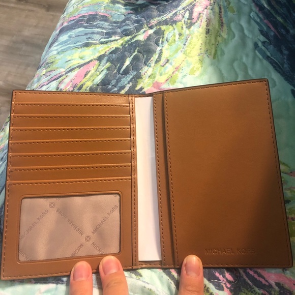 Michael Kors passport case - Picture 2 of 2
